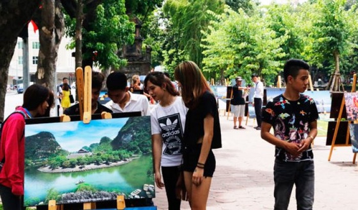 Khám phá vẻ đẹp 'những nẻo đường đất nước' bên hồ Gươm kham pha ve dep nhung neo duong dat nuoc ben ho guom