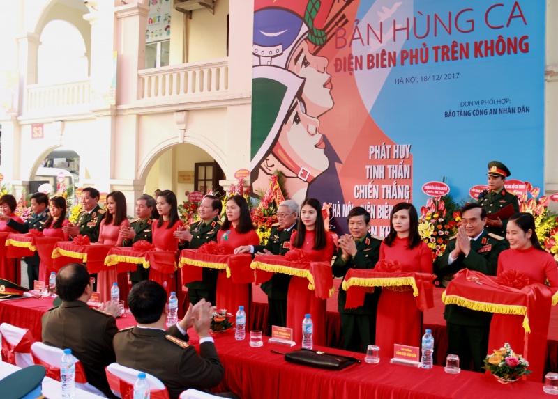 Triển lãm “Bản hùng ca Điện Biên Phủ trên không” trien lam ban hung ca dien bien phu tren khong