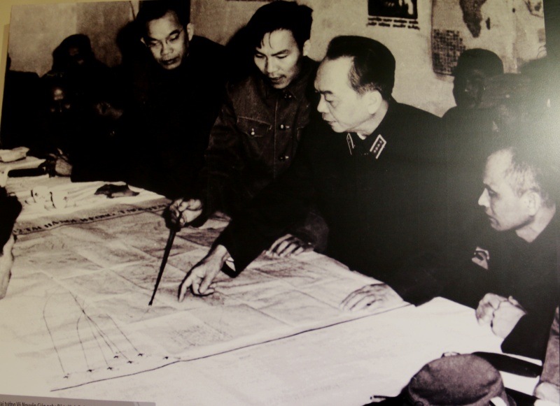 Triển lãm “Bản hùng ca Điện Biên Phủ trên không” trien lam ban hung ca dien bien phu tren khong