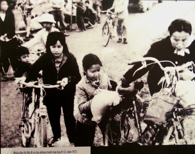 Triển lãm “Bản hùng ca Điện Biên Phủ trên không” trien lam ban hung ca dien bien phu tren khong