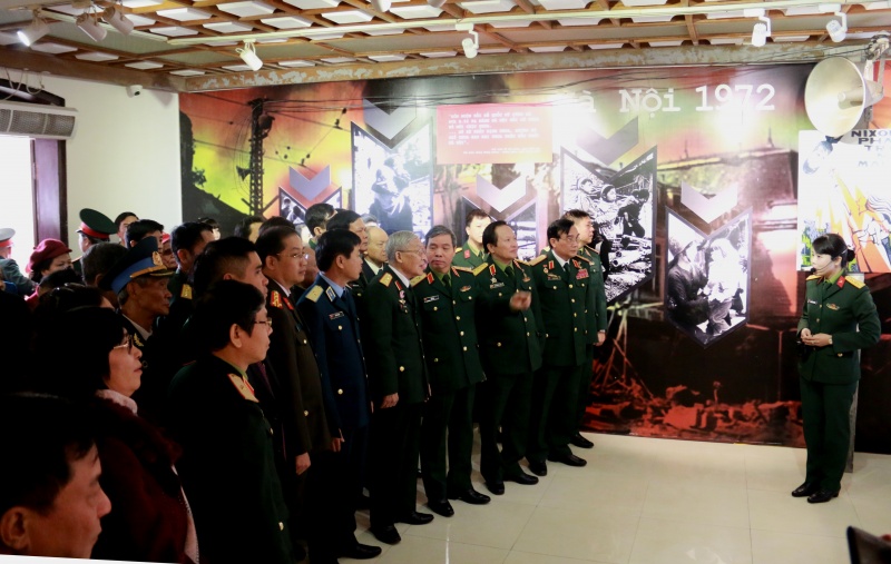 Triển lãm “Bản hùng ca Điện Biên Phủ trên không” trien lam ban hung ca dien bien phu tren khong