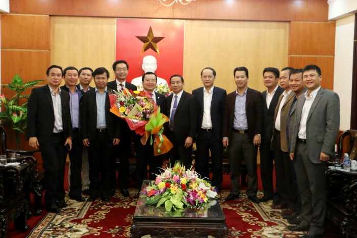 Lãnh đạo tỉnh Hà Tĩnh tặng hoa chúc mừng đồng chí Nguyễn Quốc Khánh vừa được bổ nhiệm làm Chủ tịch HĐTV Tập đoàn Dầu khí Việt Nam