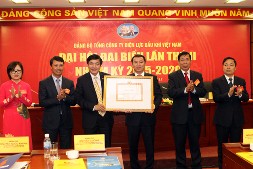 Phấn đấu trở thành nhà sản xuất - kinh doanh điện năng hàng đầu Phấn đấu trở thành nhà sản xuất - kinh doanh điện năng hàng đầu