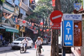 'Dặt dẹo' như biển báo giao thông ở Thủ đô