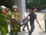 'Ngáo đá', mang côn nhị khúc đại náo trường đại học