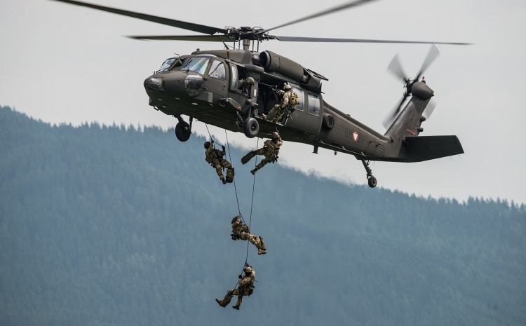 my thua nhan truc thang mi 17 vuot troi hon black hawk