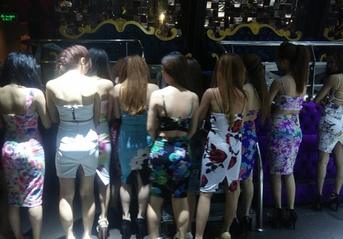 Gai-VIP-MA-Dam Múa cột bikini trong quán bar nhưng không biết là… khiêu ...