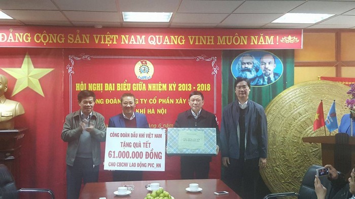 Công đoàn Dầu khí trao quà tết cho người lao động PVC cong doan dau khi trao qua tet cho nguoi lao dong pvc