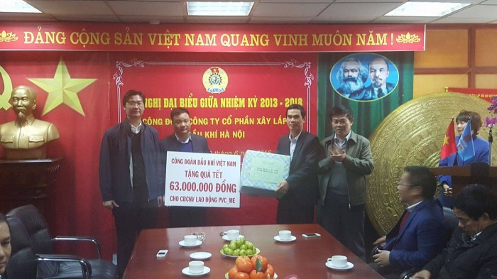 Công đoàn Dầu khí trao quà tết cho người lao động PVC cong doan dau khi trao qua tet cho nguoi lao dong pvc