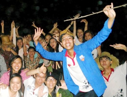 Long trong một chuyến dã ngoại cùng bạn bè