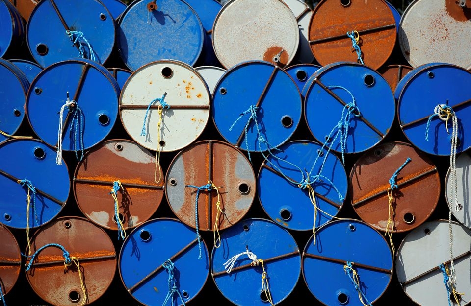 Giá dầu tăng 1% do sụt giảm lượng dầu thô của Mỹ làm lu mờ sự thúc đẩy sản lượng của OPEC+