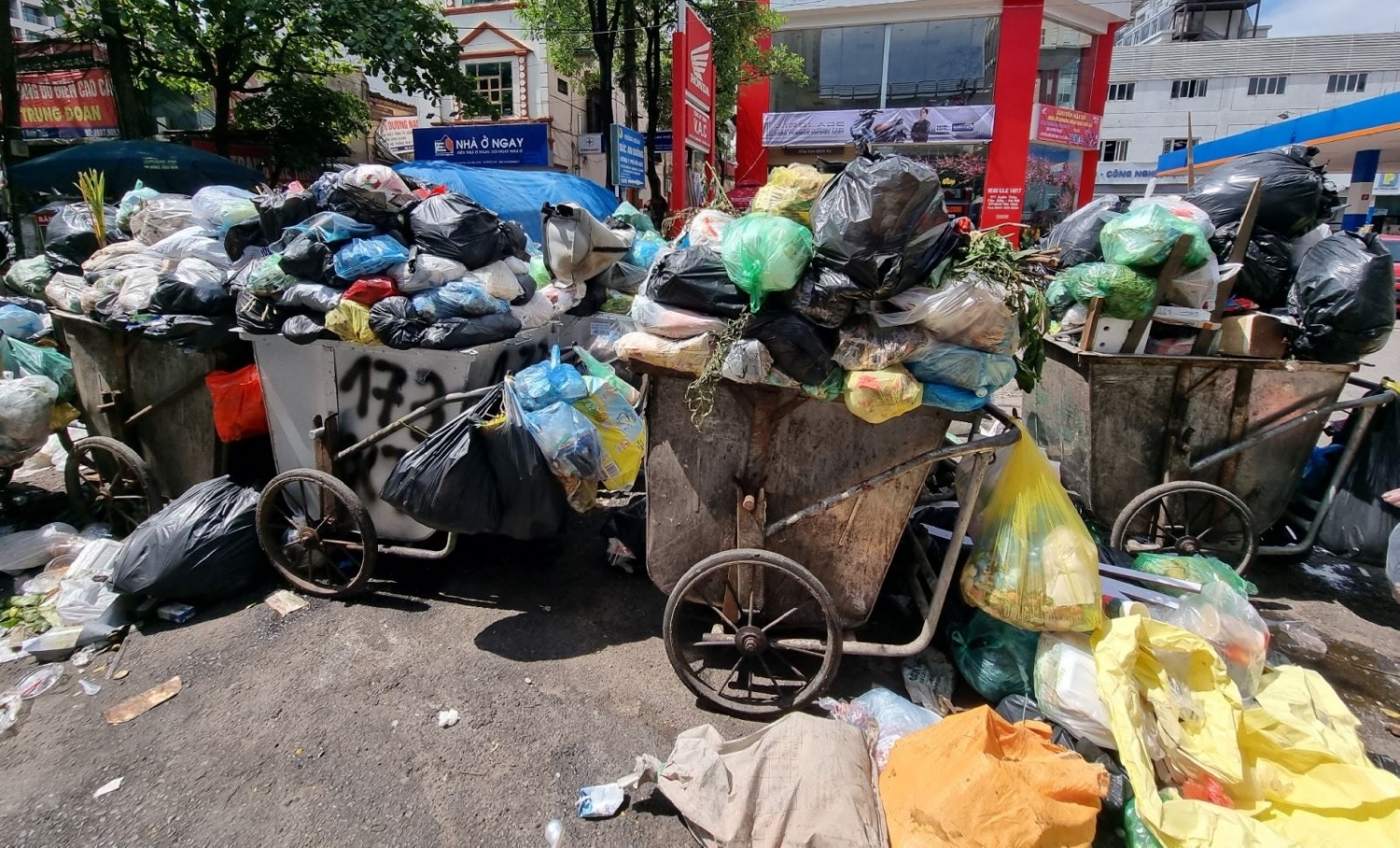 Hà Nội: Yêu cầu thu gom, xử lý toàn bộ rác thải ùn ứ