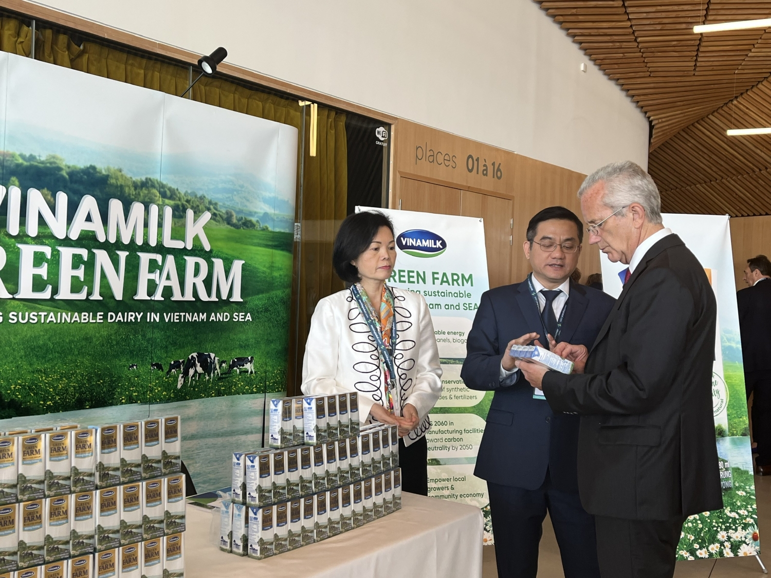 Ông Richard Hall và các đại diện Vinamilk trao đổi thêm về mô hình Green Farm đã được Vinamilk xây dựng tại Việt Nam