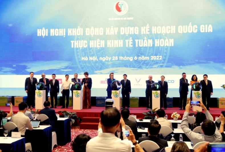 Các đại biểu khai trương Mạng lưới Kinh tế tuần hoàn Việt Nam