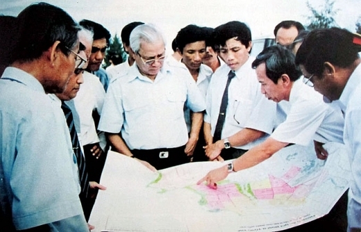 Thủ tướng Võ Văn Kiệt đang nghe TS Trương Đình Hiển (chỉ tay vào bản đồ) trình bày về quy hoạch Cảng biển nước sâu và Khu Công nghiệp Dung Quất năm 1995