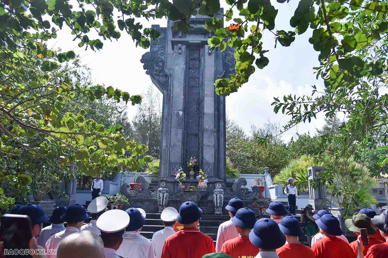 Đoàn đã tham dự lễ chào cờ thiêng liêng, dâng hương tại Đài tưởng niệm các anh hùng liệt sĩ, tại Nhà tưởng niệm Chủ tịch Hồ Chí Minh, dự lễ cầu siêu và tưởng niệm các anh hùng liệt sỹ hy sinh vì sự nghiệp bảo vệ chủ quyền biển đảo Tổ quốc trên đảo Trường Sa.