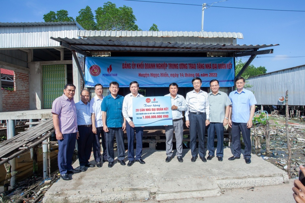 Đảng ủy Khối DNTƯ và Petrovietnam trao tặng nhà Đại đoàn kết cho 20 hộ nghèo xã Đất Mũi