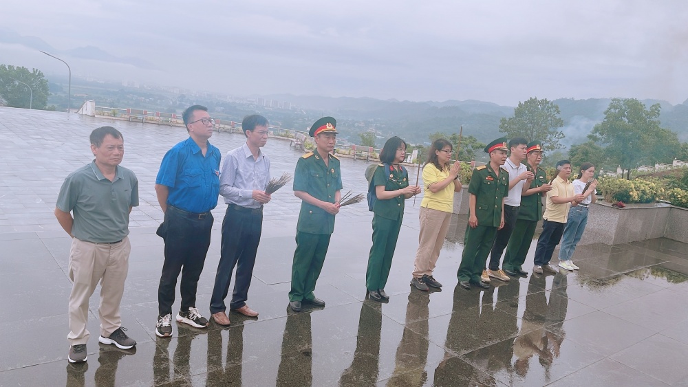 PETROCONs: Hành trình tưởng niệm các anh hùng liệt sĩ Trung đoàn 52 Tây Tiến anh hùng PETROCONs: Hành trình tưởng niệm các anh hùng liệt sĩ Trung đoàn 52 Tây Tiến anh hùng