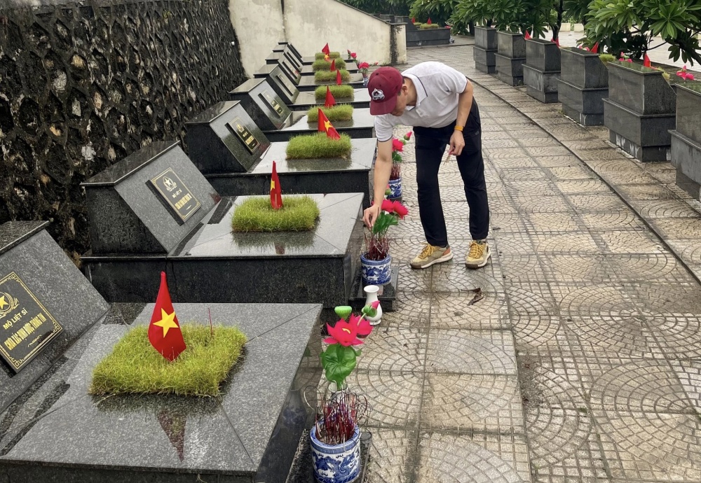 PETROCONs: Hành trình tưởng niệm các anh hùng liệt sĩ Trung đoàn 52 Tây Tiến anh hùng PETROCONs: Hành trình tưởng niệm các anh hùng liệt sĩ Trung đoàn 52 Tây Tiến anh hùng