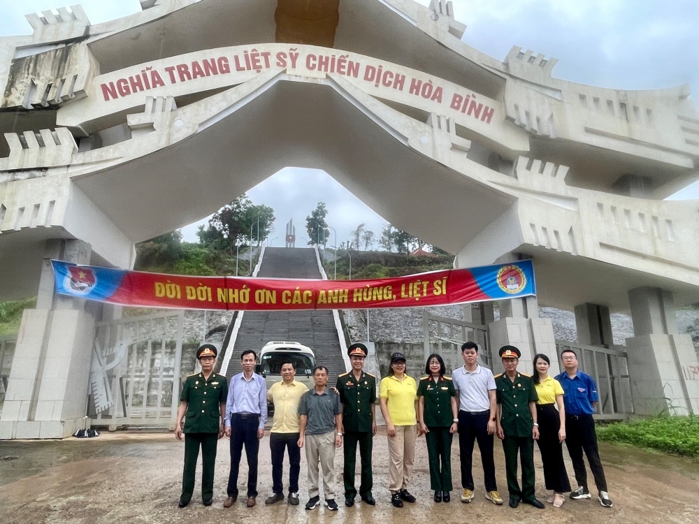 PETROCONs: Hành trình tưởng niệm các anh hùng liệt sĩ Trung đoàn 52 Tây Tiến anh hùng PETROCONs: Hành trình tưởng niệm các anh hùng liệt sĩ Trung đoàn 52 Tây Tiến anh hùng