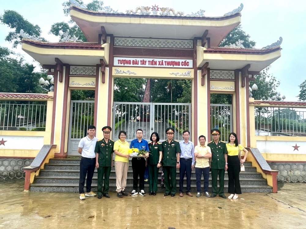 PETROCONs: Hành trình tưởng niệm các anh hùng liệt sĩ Trung đoàn 52 Tây Tiến anh hùng PETROCONs: Hành trình tưởng niệm các anh hùng liệt sĩ Trung đoàn 52 Tây Tiến anh hùng