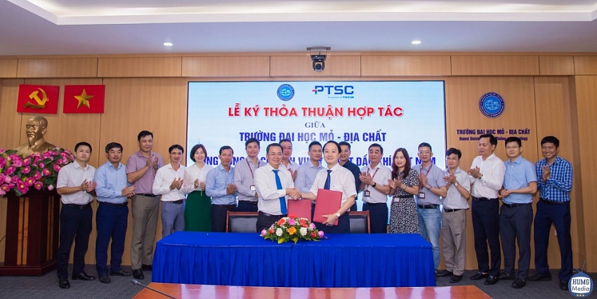 Ông Trần Hoài Nam - Phó Tổng Giám đốc PTSC và PGS.TS Triệu Hùng Trường - Phó Hiệu Trưởng HUMG ký Thỏa thuận hợp tác
