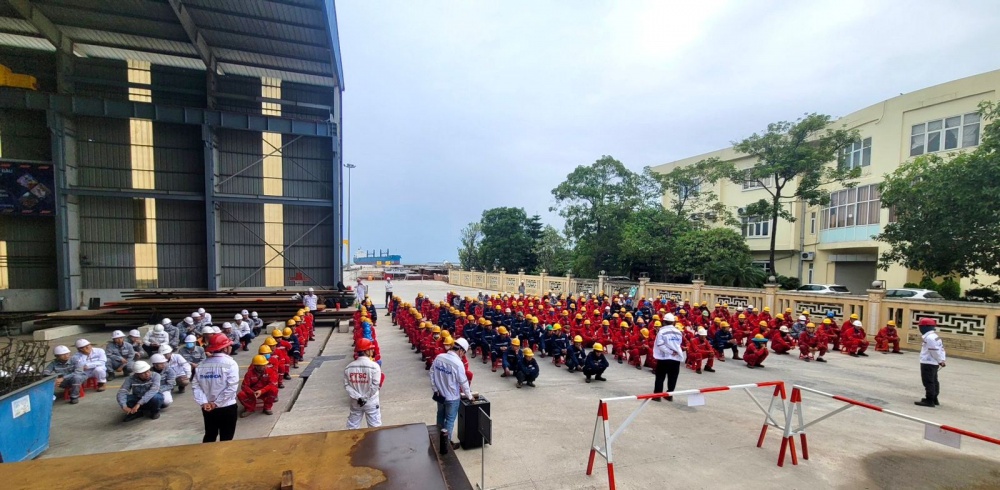 Người lao động PTSC họp an toàn đầu ca trước khi triển khai công việc Người lao động PTSC họp an toàn đầu ca trước khi triển khai công việc