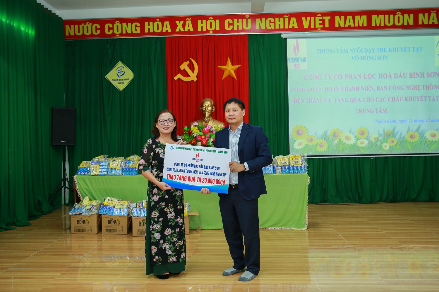 BSR trao nhiều phần quà cho các em học sinh tại Trung tâm nuôi dạy trẻ khuyết tật Võ Hồng Sơn