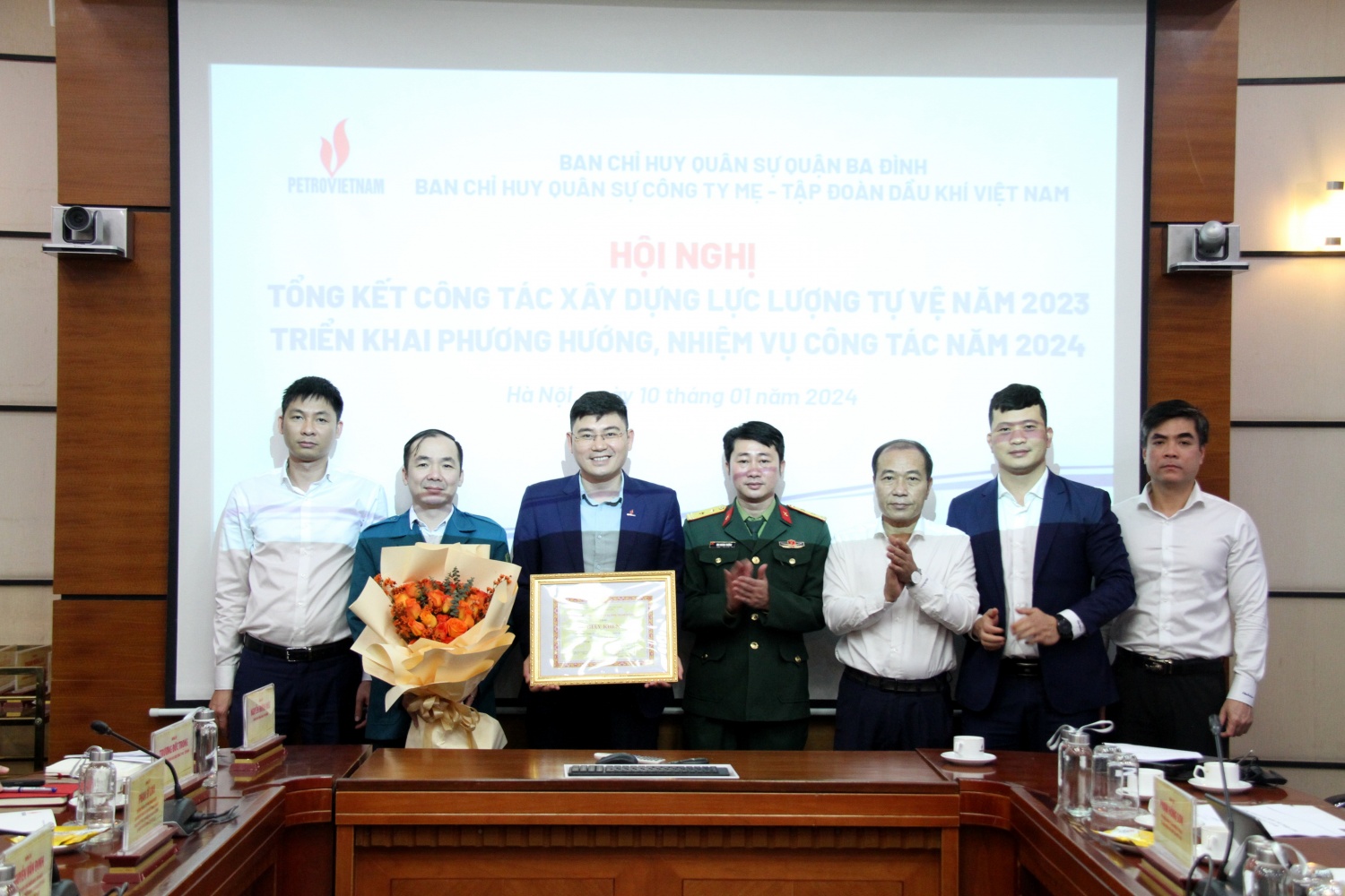 Ban CHQS Cơ quan Tập đoàn đón nhận Bằng khen của UBND quận Ba Đình vì có những thành tích xuất sắc trong phong trào thi đua quyết thắng năm 2023. Ban CHQS Cơ quan Tập đoàn đón nhận Bằng khen của UBND quận Ba Đình vì có những thành tích xuất sắc trong phong trào thi đua quyết thắng năm 2023.