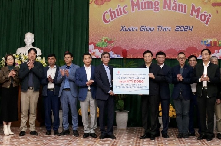 Petrovietnam/BSR trao biểu trưng tài trợ 2727 suất quà trị giá 4 tỷ đồng cho huyện Kim Động
