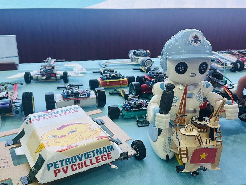 Sôi nổi cuộc thi Robot dò line với chủ đề “Hành trình đi tìm lửa” năm 2024