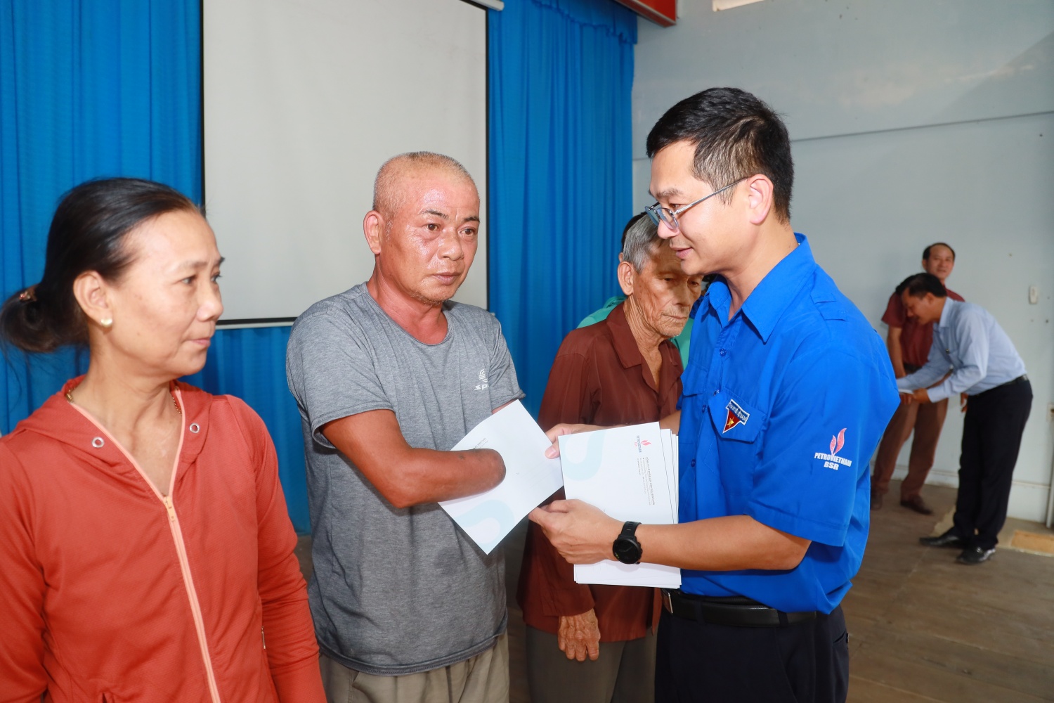 Đoàn Thanh niên BSR trao quà cho bà con người dân xã Bình Thanh (huyện Bình Sơn).