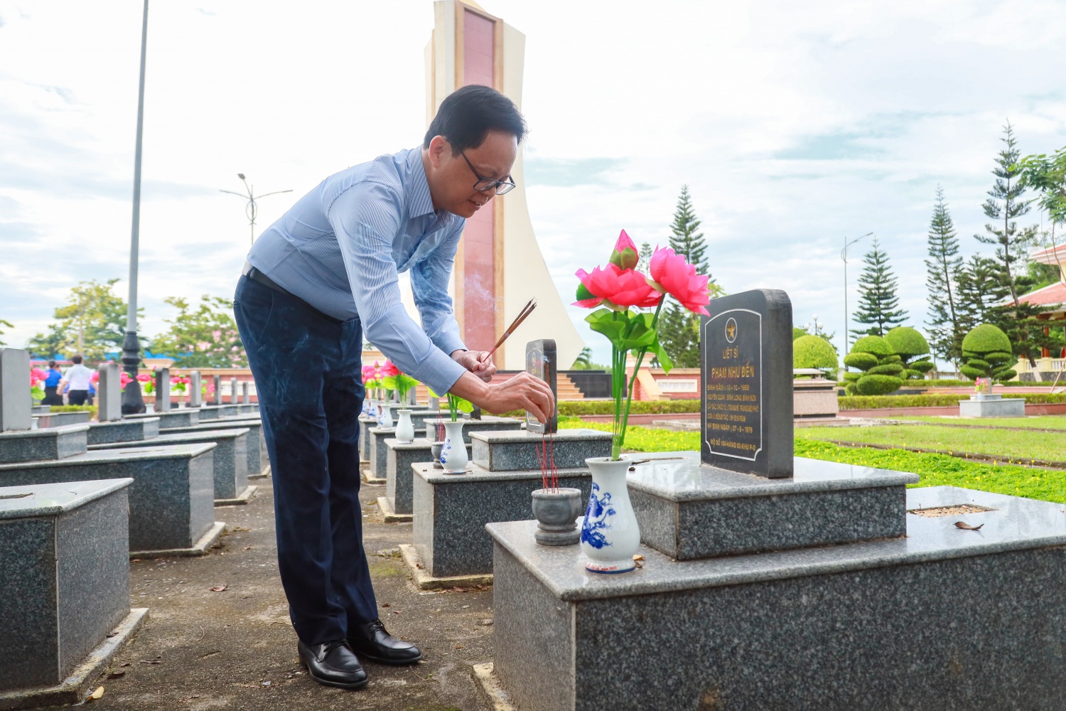 Chủ tịch HĐQT BSR Nguyễn Văn Hội thắp hương tri ân các anh hùng liệt sĩ tại Nghĩa trang liệt sĩ huyện Bình Sơn.