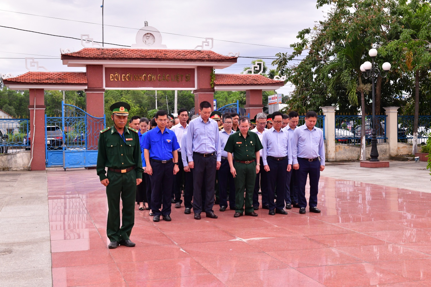 Ban lãnh đạo và NLĐ BSR dâng hoa, dâng hương tri ân các anh hùng liệt sĩ tại Nghĩa trang liệt sĩ huyện Bình Sơn