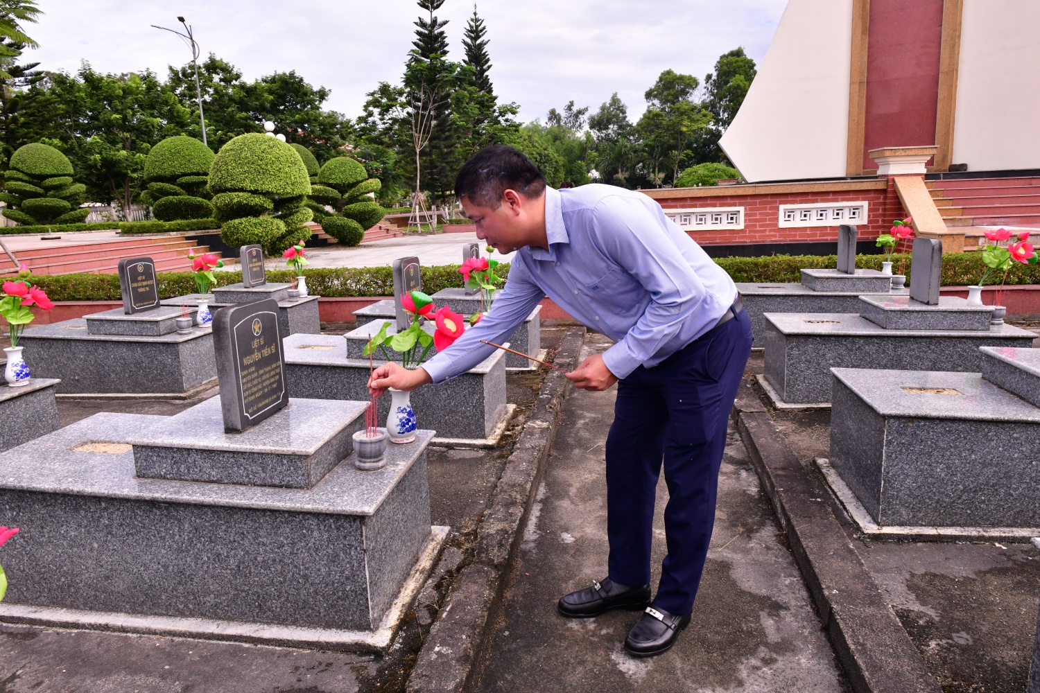Tổng Giám đốc BSR Bùi Ngọc Dương thắp hương tri ân các anh hùng liệt sĩ tại Nghĩa trang liệt sĩ huyện Bình Sơn