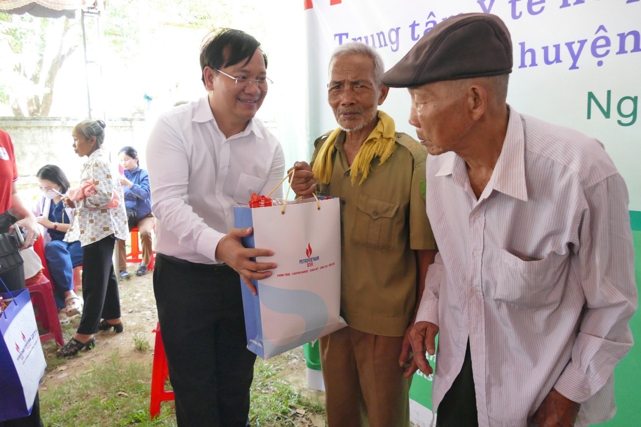 Đại diện BSr trao quà cho các gia đình chính sách tại tỉnh Quảng Trị