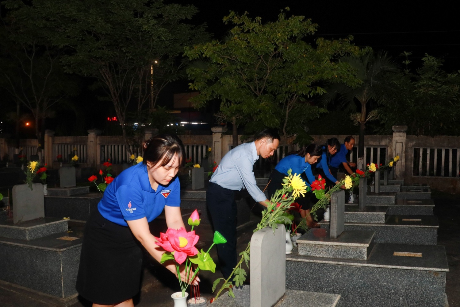 Đoàn Thanh niên BSR cũng phối hợp Huyện đoàn Bình Sơn tổ chức chương trình thắp nến tri ân nhân ngày Thương binh liêt sĩ tại Nghĩa trang liệt sĩ huyện Bình Sơn và Nghĩa trang Địa đạo Đám Toái (xã Bình Châu).