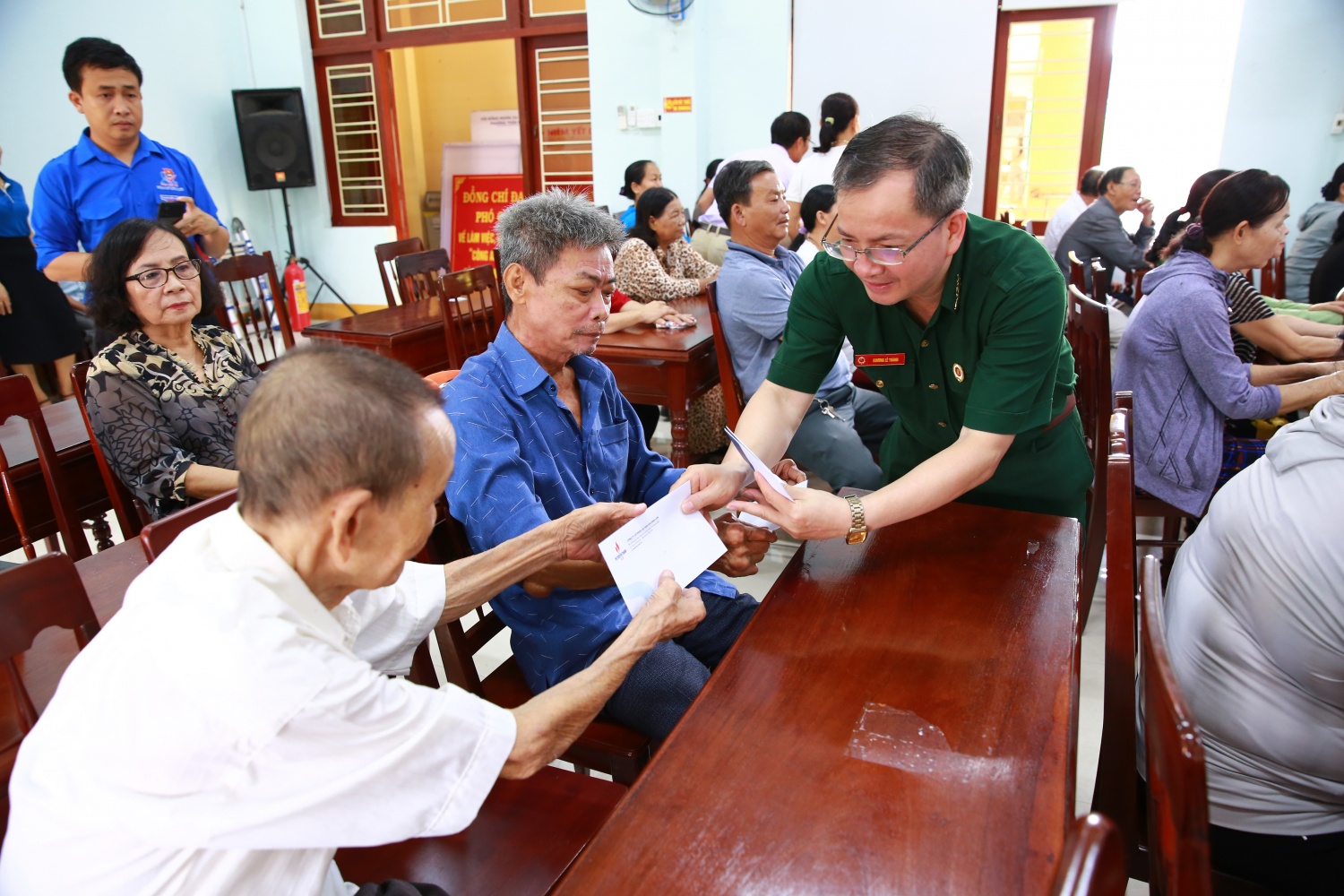 trao quà cho các gia đình chính sách, thương binh bệnh binh tại phường Trần Phú, Thành phố Quảng Ngãi.