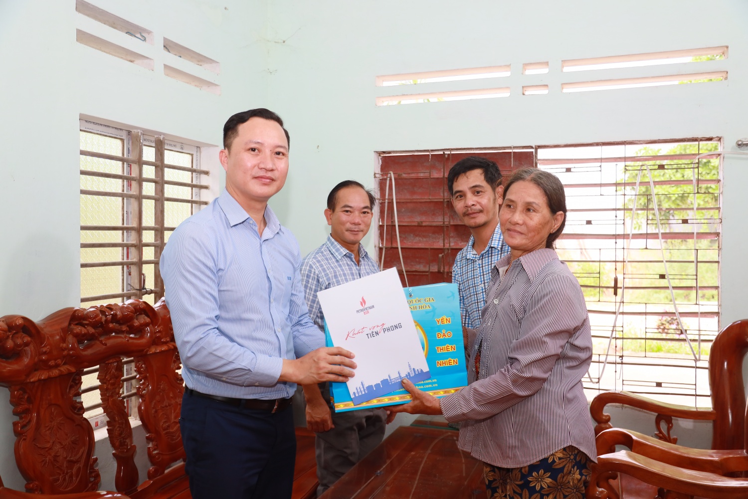 Ông Phạm Minh Nghĩa – Phó Tổng Giám đốc BSR cùng đại diện UBND xã Phổ Phong, thị xã Đức Phổ trực tiếp đi thăm hộ gia đình có hoàn cảnh khó khăn của địa phương.