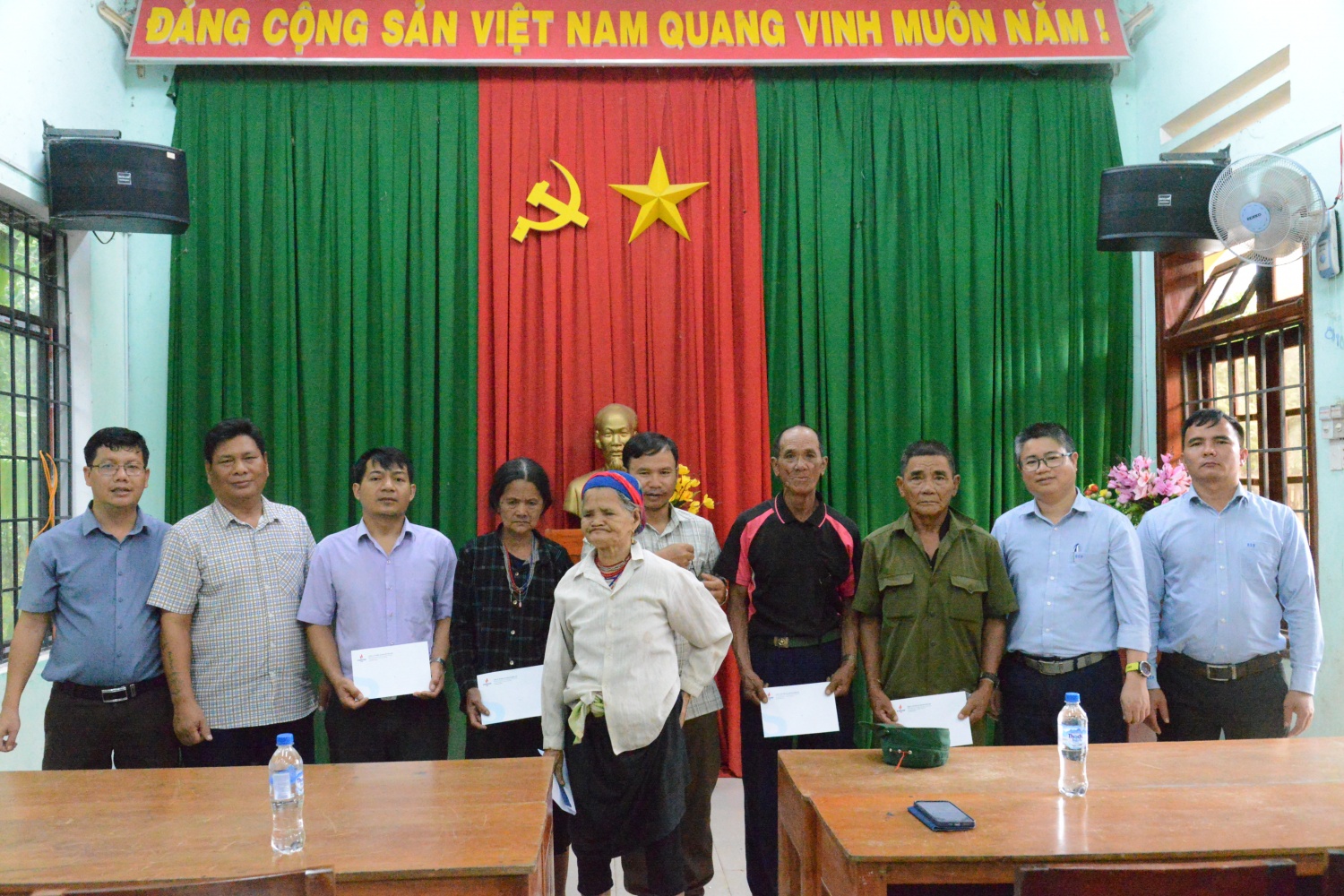 Chủ tịch Công đoàn BSR Nguyễn Tấn Dũng trao quà tại xã Ba Ngạc, huyện Ba Tơ.
