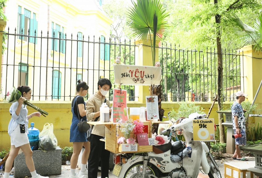Kiếm tiền triệu nhờ trend chụp ảnh "Nàng thơ" trên phố Phan Đình Phùng