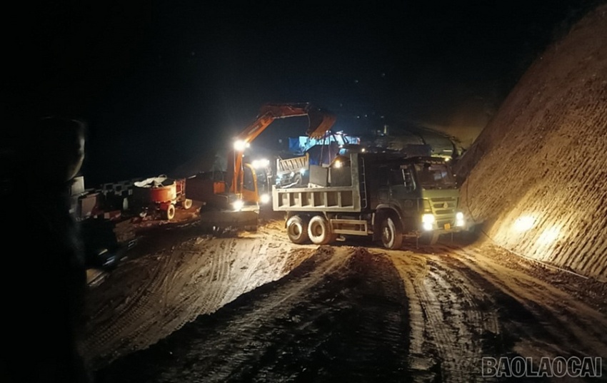 Thi công “3 ca, 4 kíp” khu tái định cư Kho Vàng