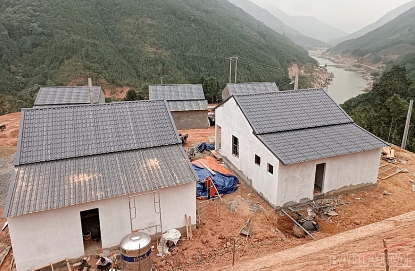 Thi công “3 ca, 4 kíp” khu tái định cư Kho Vàng Thi công “3 ca, 4 kíp” khu tái định cư Kho Vàng