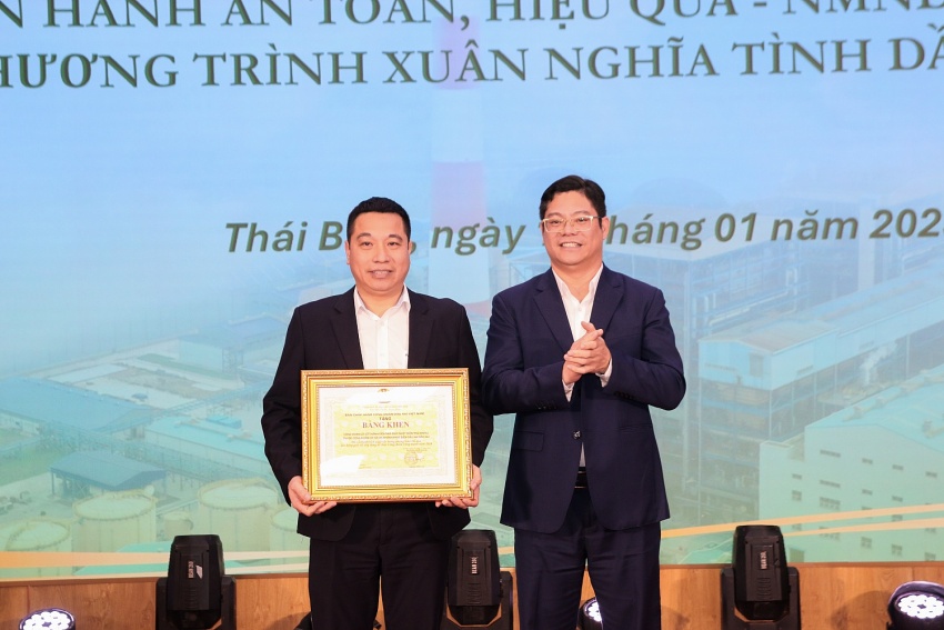 Ông Nguyễn Văn Tá trao Bằng khen của CĐ DKVN Ông Nguyễn Văn Tá trao Bằng khen của CĐ DKVN