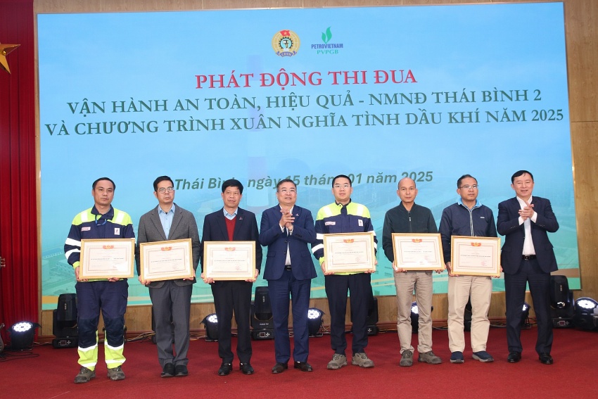 Ông Hồ Công Kỳ và ông Nguyễn Huy Vượng trao tặng giấy khen cho các đại diện tập thể phòng/phân xưởng tiêu biểu Ông Hồ Công Kỳ và ông Nguyễn Huy Vượng trao tặng giấy khen cho các đại diện tập thể phòng/phân xưởng tiêu biểu