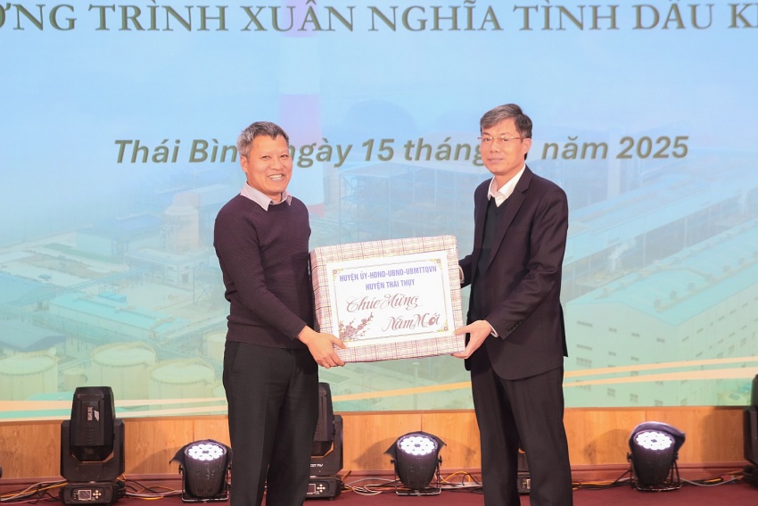 Ông Mai Văn Long nhận phần quà từ đại diện huyện Thái Thụy từ ông Nguyễn Văn Hóa Ông Mai Văn Long nhận phần quà từ đại diện huyện Thái Thụy từ ông Nguyễn Văn Hóa