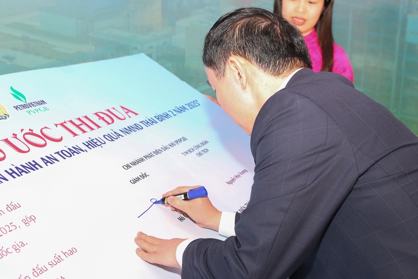 Ông Hồ Công Ký ký bản giao ước thi đua Ông Hồ Công Ký ký bản giao ước thi đua