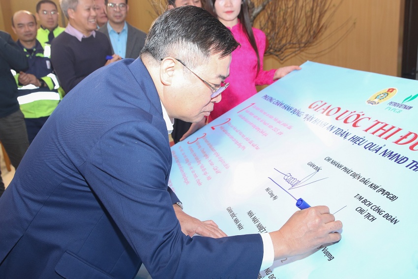 Ông Nguyễn Huy Vượng ký bản giao ước thi đua Ông Nguyễn Huy Vượng ký bản giao ước thi đua