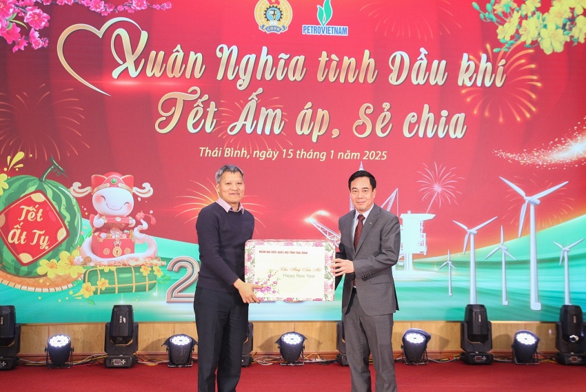 Ông Nguyễn Văn Huy trao quà đại diện cho Chi nhánh Ông Nguyễn Văn Huy trao quà đại diện cho Chi nhánh