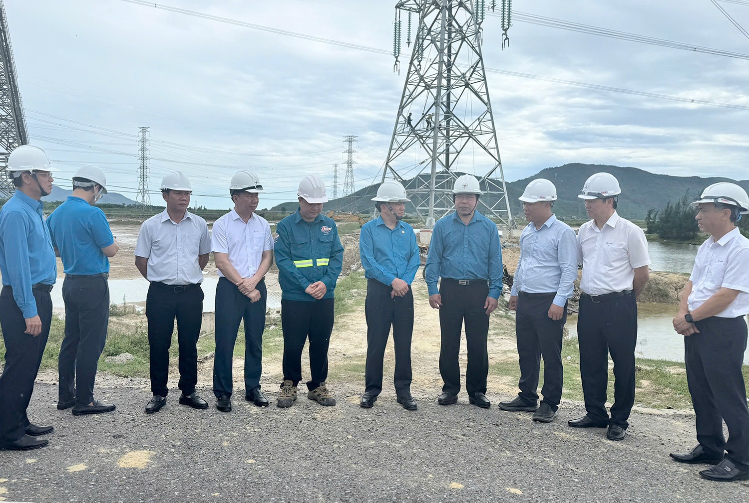 Tổng LĐLĐ Việt Nam đồng hành cùng người lao động tại Dự án TBA 220kV Vũng Áng và đấu nối